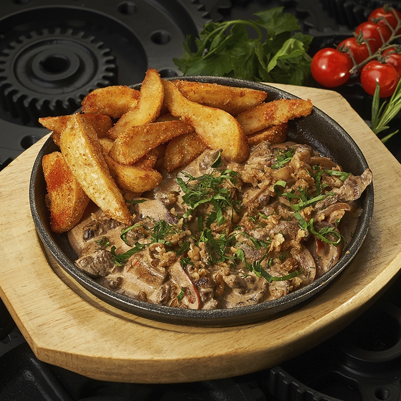 Суровая говядина на сковороде 